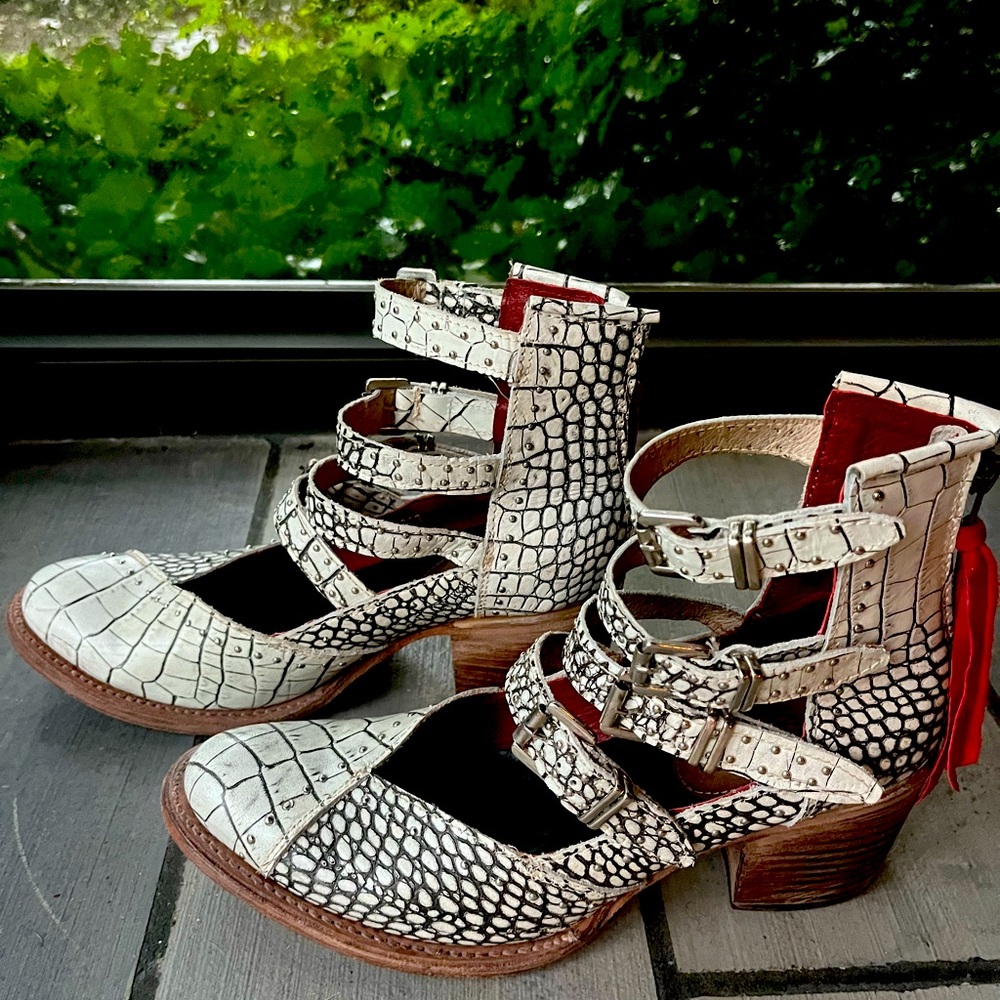 RARE Mixed Pattern White Croco Freebird Felicity